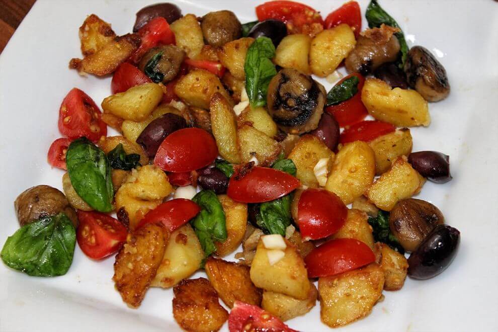 Basilikum-Kartoffelsalat mit Vita Verde Kalamata Oliven