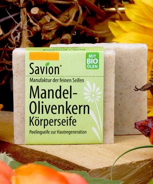 Savion Mandel Olivenkern Peelingseife Olivengranulat auf Holzbrett