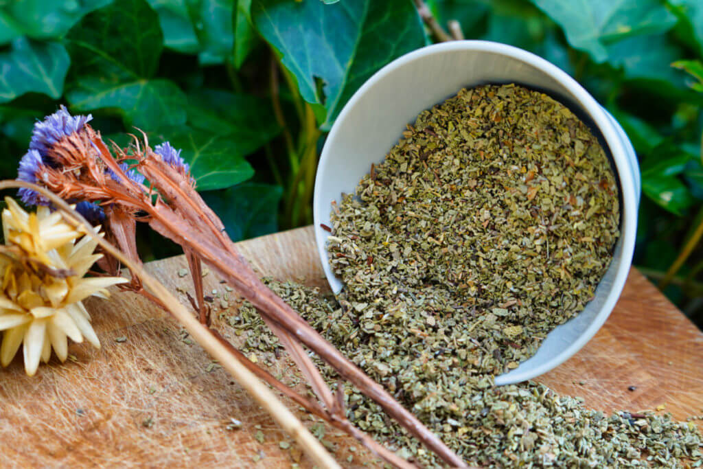 Gewürze und Tee Schale mit losem Bio Tee