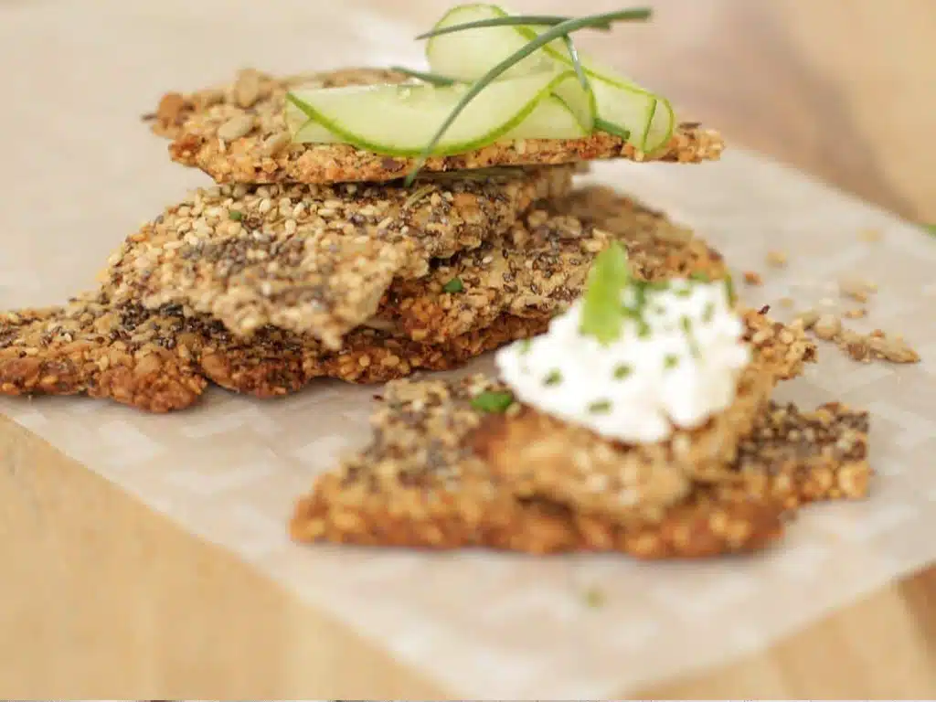 Rohkostbrot mit Möhren und Oliven