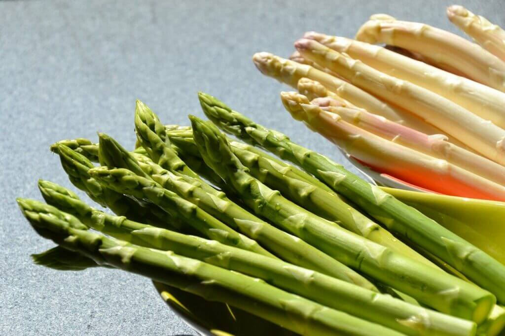 Blog Beitrag Bild frischer grüner und weißer Spargel