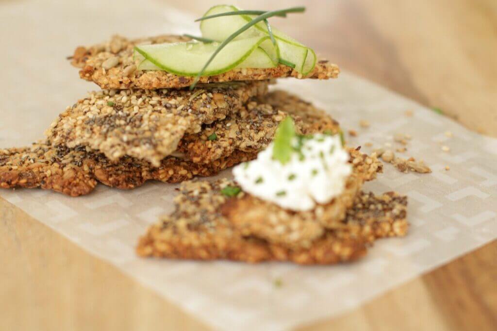 Rohkostbrot mit Gurke und Frischkäse auf Tisch