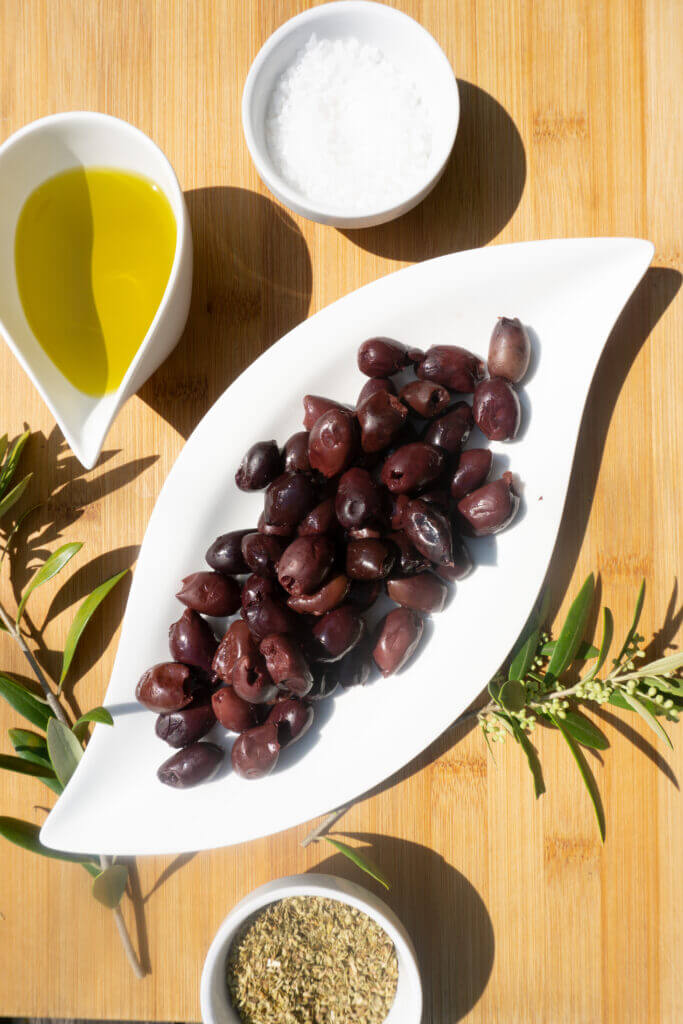 Vita Verde Kalamata Oliven ohne Kern auf Teller