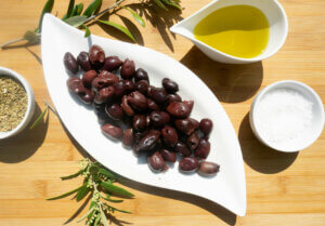 Vita Verde Kalamata Oliven ohne Kern auf Teller