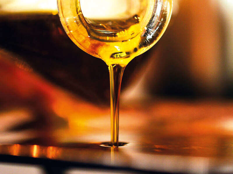 Kategorie-Olivenöl -oel-tropft-aus-flasche
