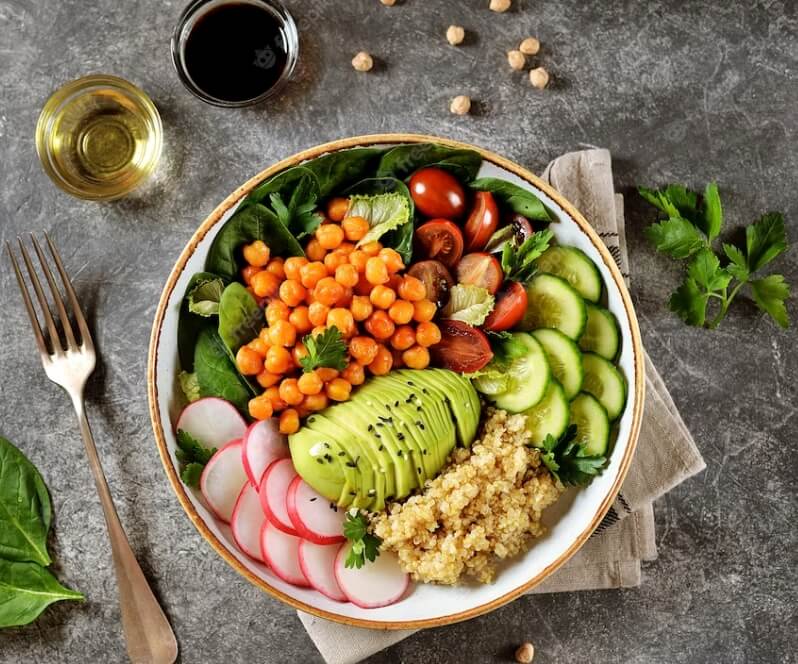 Vegane Bowls - Vitamine satt! premium-photohealthy-vegetarian-bowl-with-chickpeas-quinoa-cucumber-radish-avocado