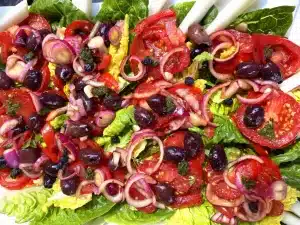 omatensalat-❤️-mit-roten-Zwiebeln-und-Oliven
