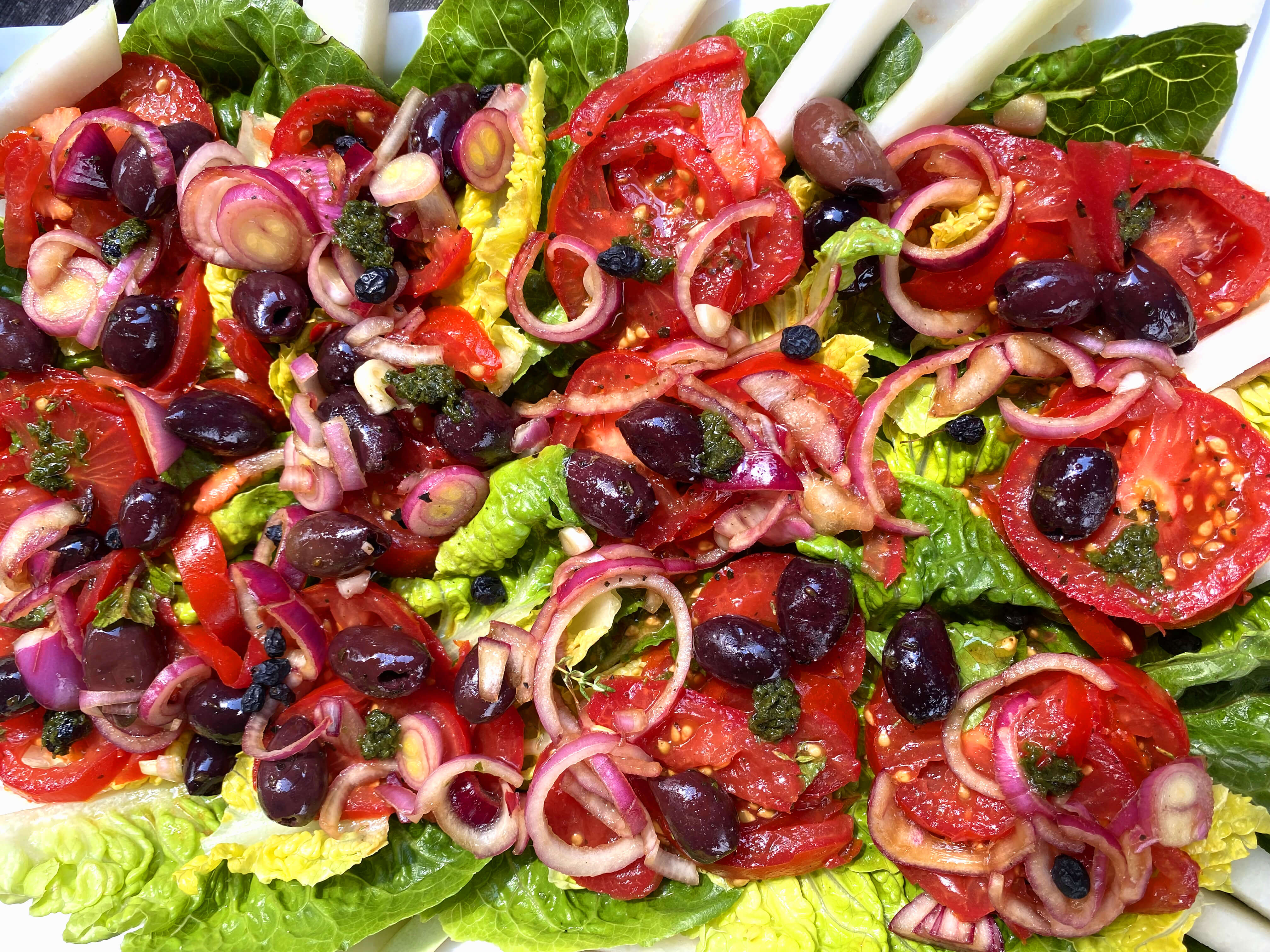 tomatensalat-mit-roten-zwiebeln-und-oliven-auf-romana-blaettern
