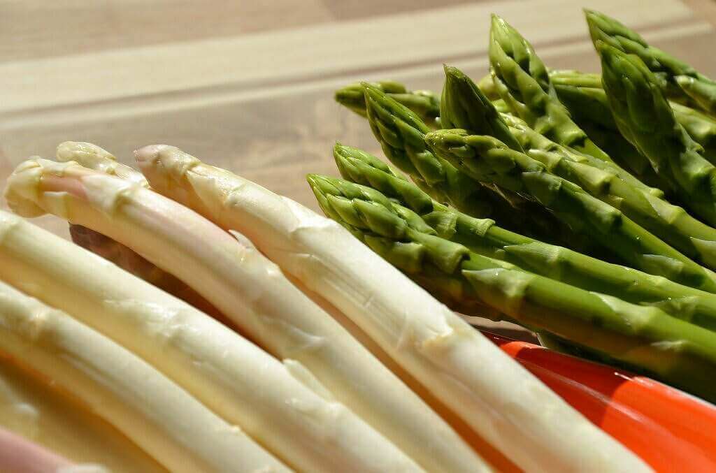 spargel-bruschetta-mit-heldenkraut-chili.