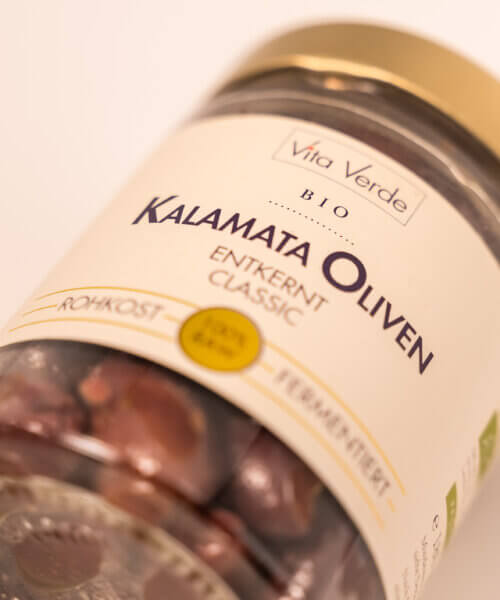 Vita-Verde-griechische-Bio-Kalamata-Oliven-im-Glas-ohne-Kern-180-g.2-scaled