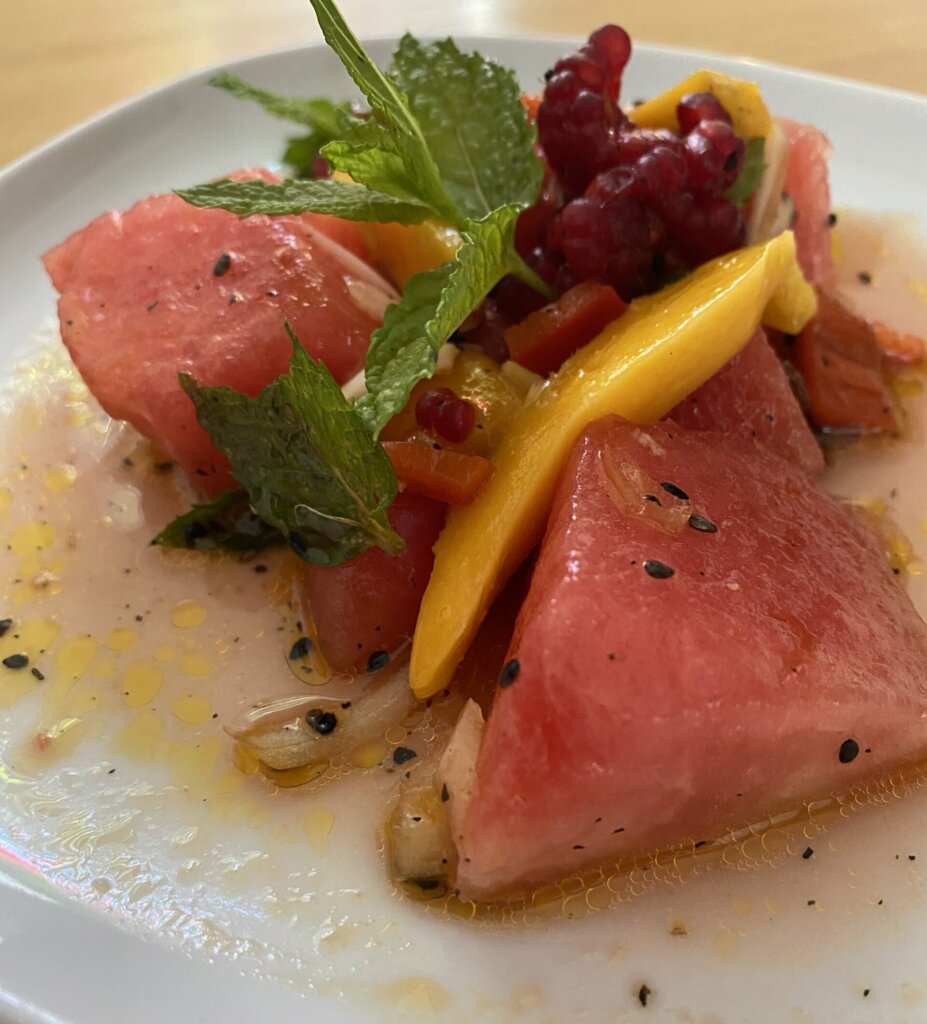 Erfrischender-Wassermelonensalat-mit-Mango-2