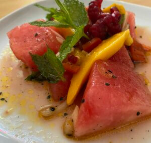 Erfrischender-Wassermelonensalat-mit-Mango-2