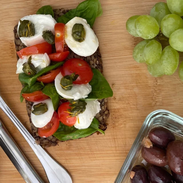 Grüner Wochenstart – so simpel, so gut!
Montage müssen nicht grau sein – vor allem nicht auf dem Teller und bei Sonnenschein!
Hier kommt unser mediterranes Mini-Rezept für deinen kraftvollen Sommer-Snack

Rezeptidee:
Eine Scheibe Brot deiner Wahl
Reife Tomaten in Scheiben schneiden
Frisches Basilikum zupfen
Eingelegte Löwenzahnknospen 
2 Mozarella Mini di Buffalla

Alles auf dem Brot anrichten und nach Gusto würzen
Einige Vita Verde Bio-Oliven als Snack dazu anrichten

👉 Fertig ist dein gesunder Energy-Boost – mediterran & voller Geschmack!
Du findest mehr Rezept Ideen auf unserem Blog, zum Beispiel wie Du Löwenzahnknospen selbst einlegen kannst 🙂 geh zum Linktree!

Wie startest du in die Woche? 💬
#GrünerWochenstart #Montagsritual #MediterranerGenuss #Olivenliebe #PflanzlichGenießen #BioOliven #OlivenölLiebe #SaisonaleRezepte #GesunderStart #Rohkostqualität